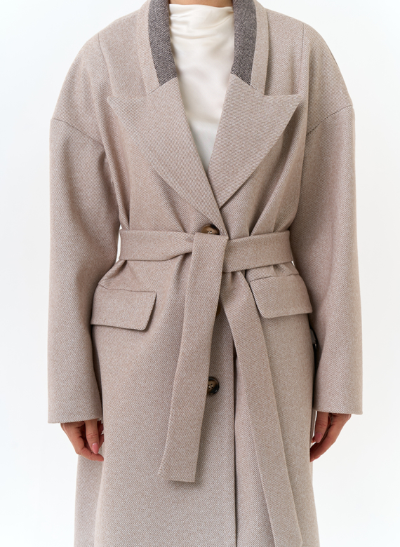 Женское пальто с акцентным воротником