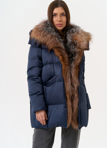 Женский пуховик с отделкой из меха блюфрост