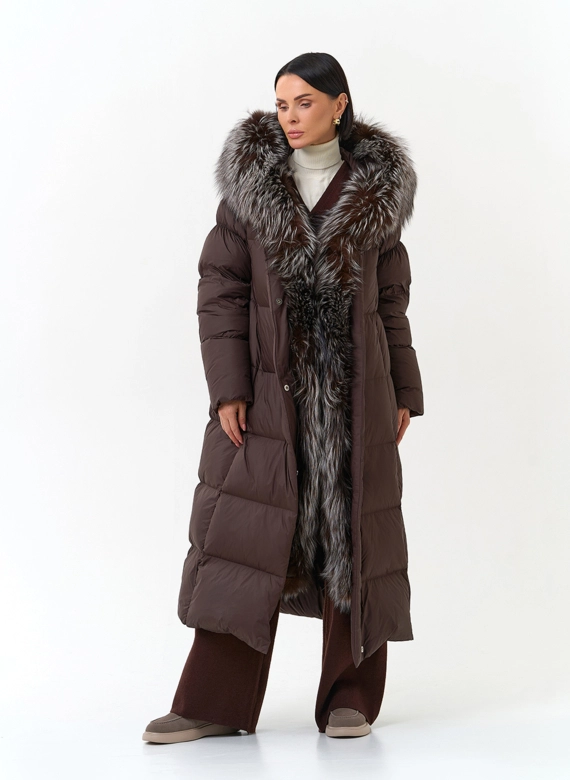 Женский пуховик с мехом чернобурой лисы на капюшоне фото
