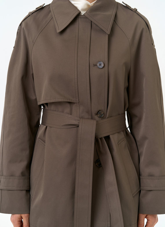 Женский укороченный плащ с поясом