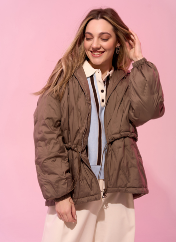 Женская куртка в коричневом цвете с капюшоном