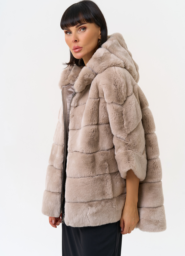 Короткая шуба из меха кролика с капюшоном модель № 25886 меха малина