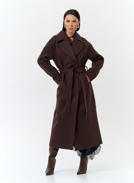 Женское пальто с английским воротником