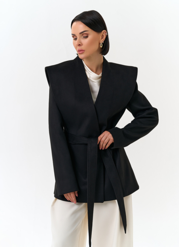 Женское укороченное пальто с акцентными плечами