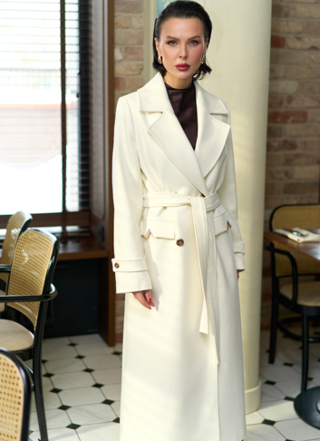 Женское пальто белого цвета