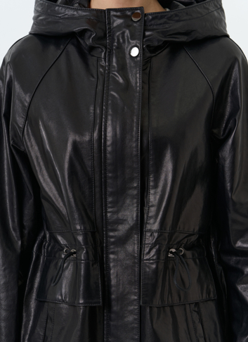 Женская куртка из натуральной кожи  с капюшоном