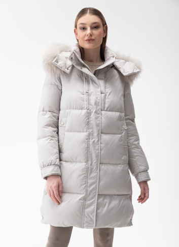 Женский пуховик с капюшоном из енота
