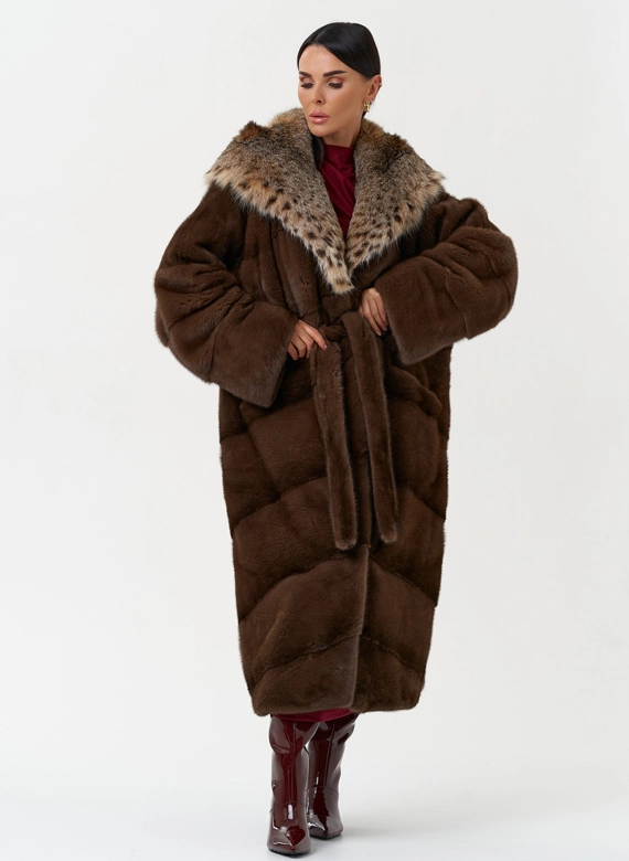 Женская шуба из меха норки с капюшоном из меха рыси