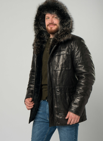 Мужской пуховик из натуральной кожи с капюшоном и отделкой из енота