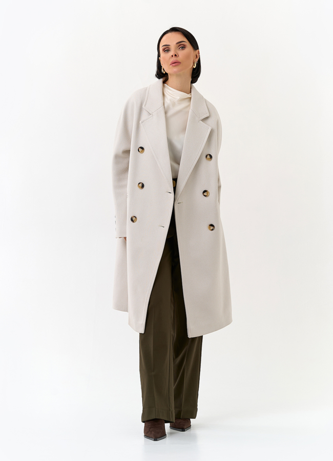 Светлое женское пальто с поясом модель № 32818 меха малина