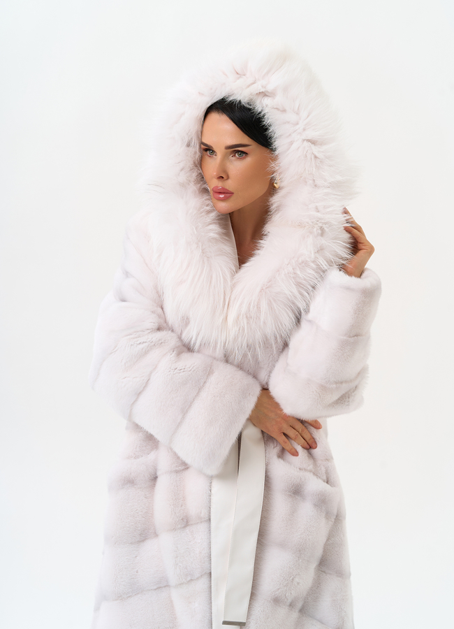 Белая шуба из меха норки с капюшоном из меха енота модель № 31714 универмаг малина
