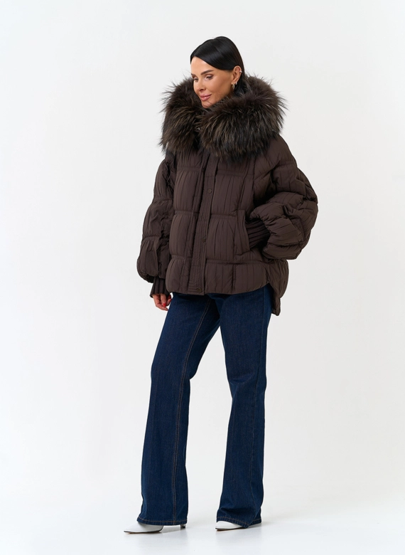 Женский пуховик с мехом енота на капюшоне  фото