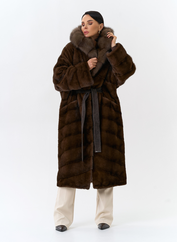 Шуба из меха норки с капюшоном из меха куницы