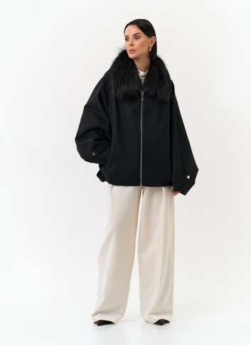 Женское укороченное пальто с отделкой из меха лисы