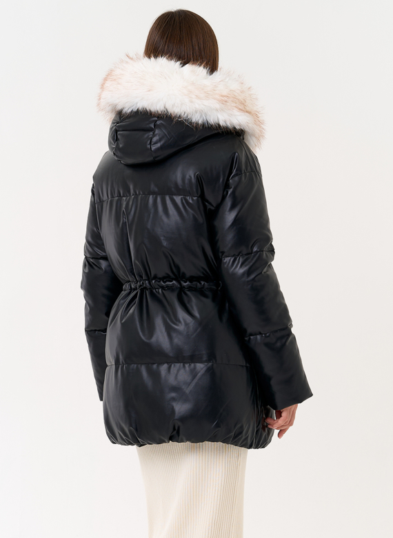 Женский пуховик из эко кожи с отделкой из эко меха