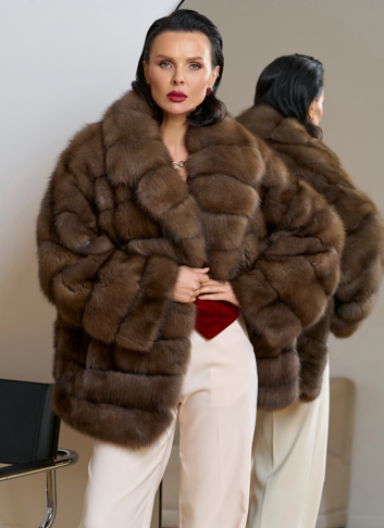 Женская шуба из куницы с английским воротником