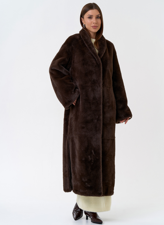 Длинное пальто из эко меха с декоративным поясом