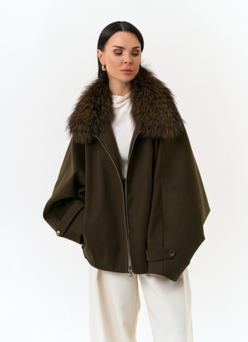 Женское укороченное пальто с отделкой из меха лисы