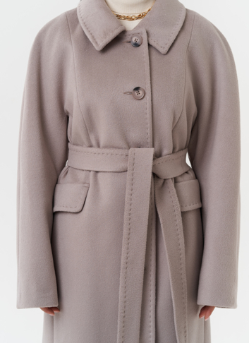 Светлое пальто с поясом