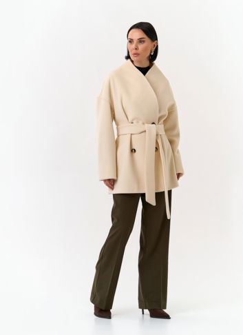 Светлое укороченное пальто с поясом
