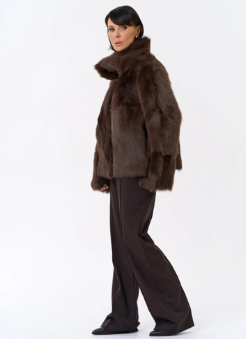 Женская короткая дубленка с воротником стойкой фото