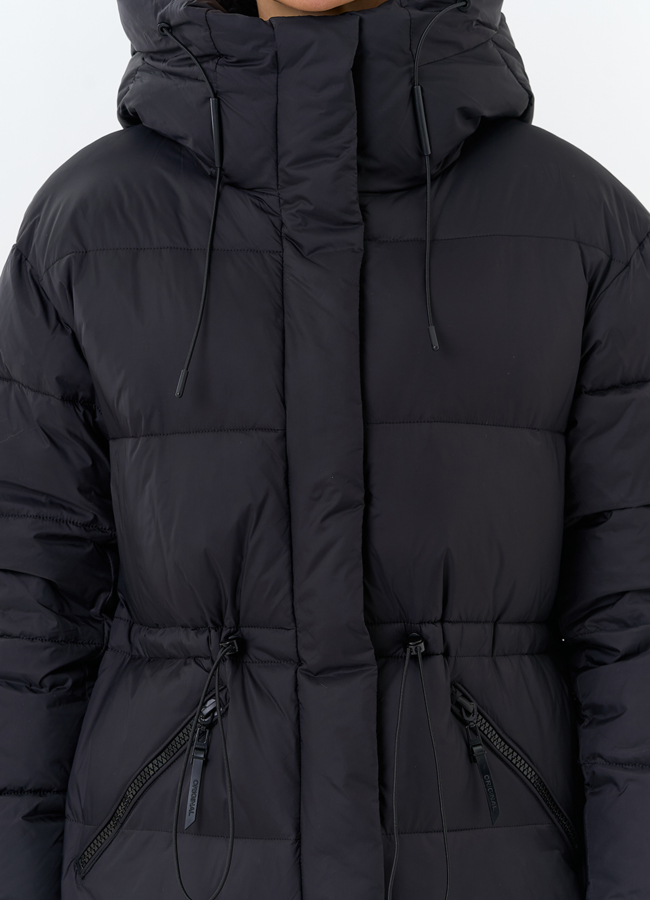 Женский пуховик черного цвета с капюшоном модель № 31935 универмаг малина