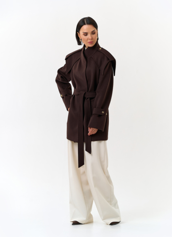 Женское укороченное пальто с акцентными плечами