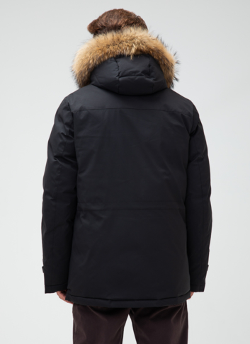 Мужской пуховик с капюшоном из меха енота