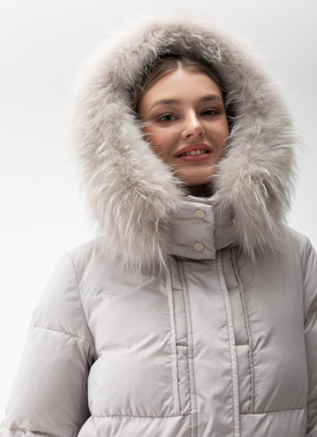 Женский пуховик с капюшоном из енота