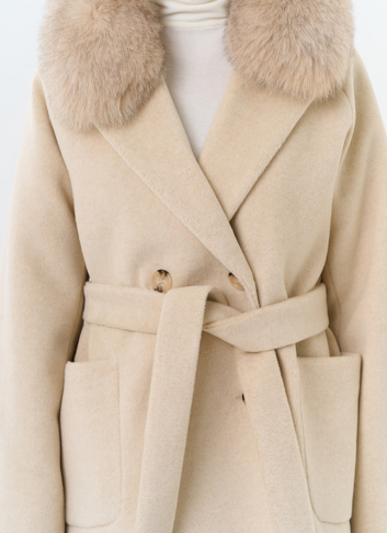 Женское утепленное пальто с отделкой из меха песца