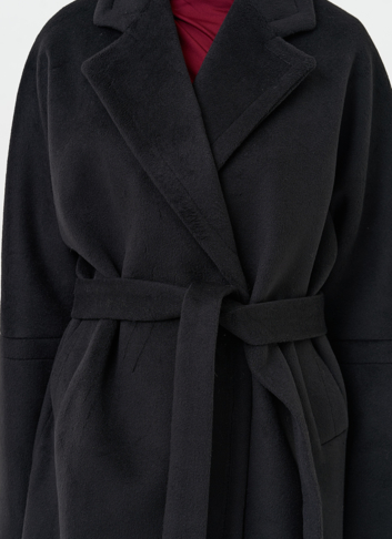 Женское пальто черного цвета