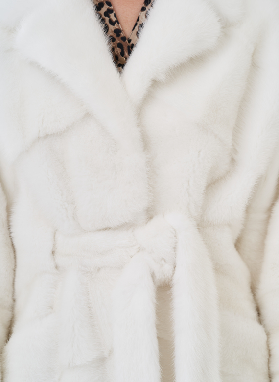 Шуба из меха норки белого цвета