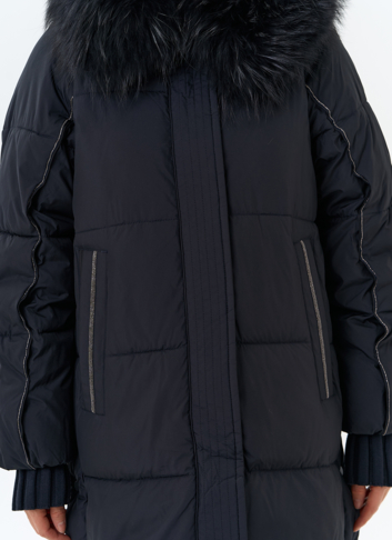 Женский пуховик с капюшоном из меха енота