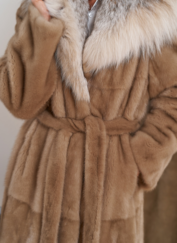 Женская шуба из меха норки с капюшоном из меха рыси