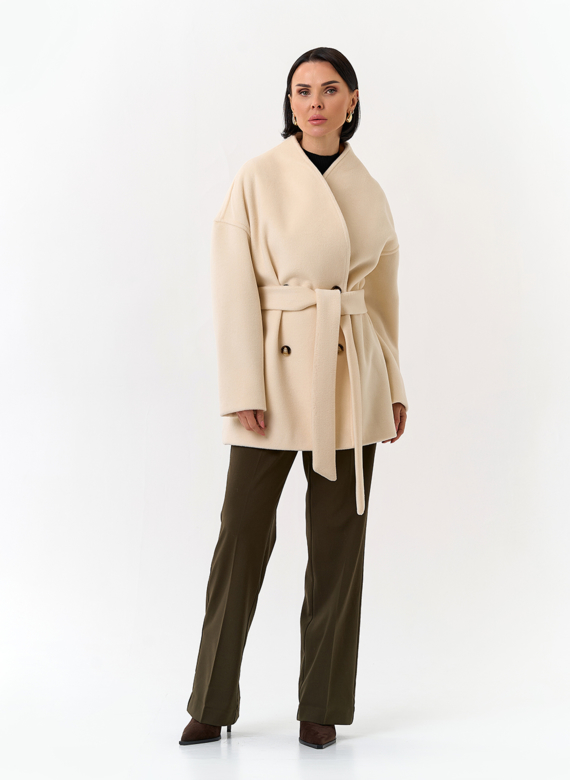 Светлое укороченное пальто с поясом