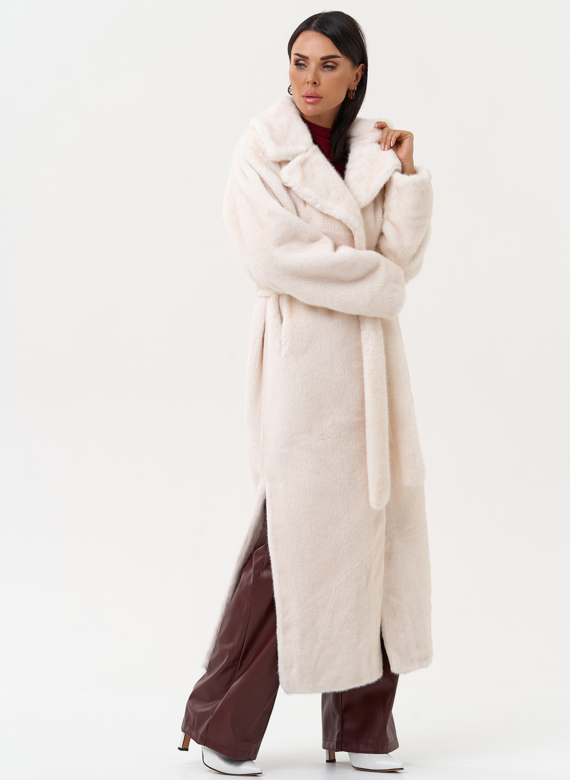 Женское пальто из эко меха молочного цвета